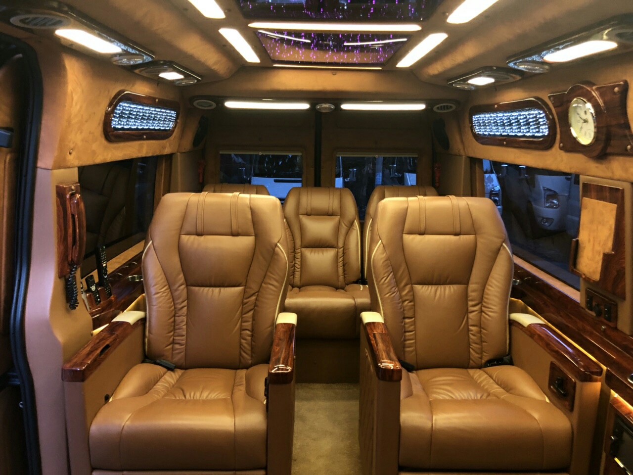 Xe Limousine Dcar 9 chỗ